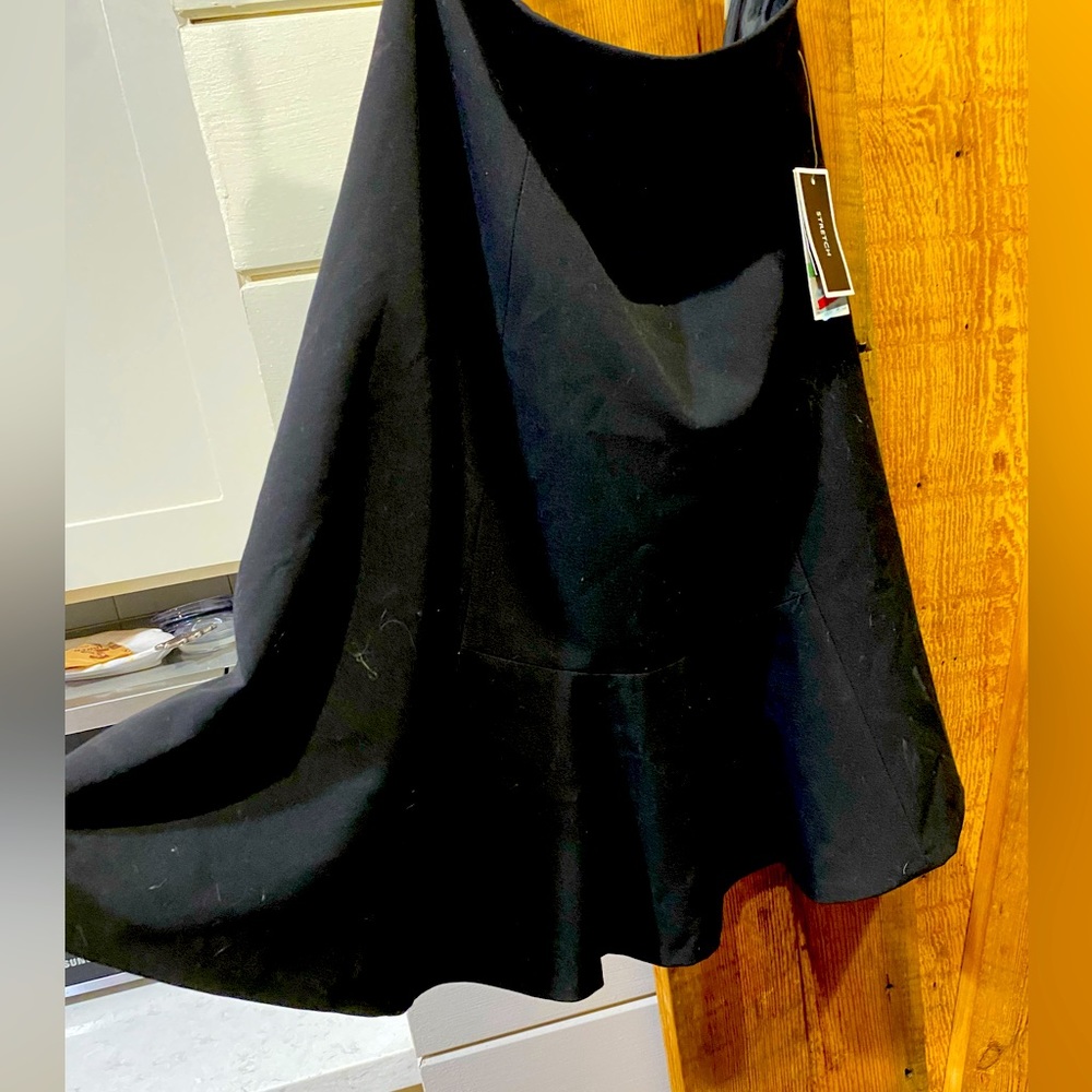 Nine West Great Staple Piece- Little black skirt with flare Size 8 NWT